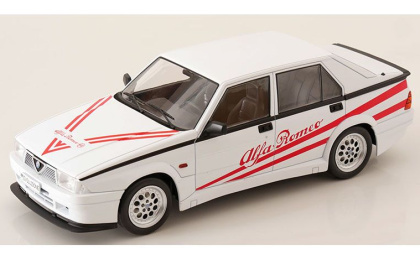 1:18 1/18 Alfa Romeo 75 Turbo Evoluzione 1987 bijelo crveni Model Car Group MCG
