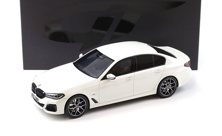 1:18 1/18 BMW F90 M5 Series 5 545e xDrive 2023 white GT-Spirit