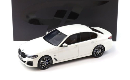 1:18 1/18 BMW F90 M5 Series 5 545e xDrive 2023 white GT-Spirit
