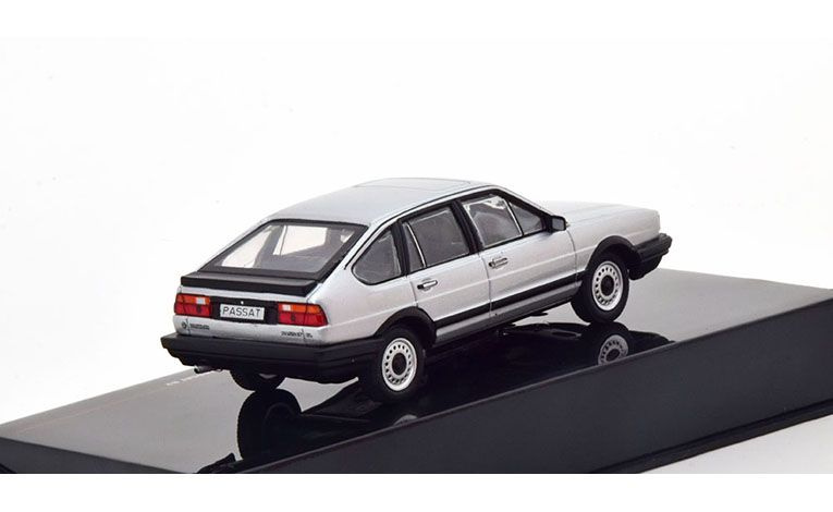 1:43 1/43 Volkswagen VW Passat B2 1985 1988 silver Ixo