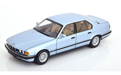 1:18 1/18 BMW E32 Serija 7 730i Limuzina 1986 1994 svijetlo plavi Minichamps
