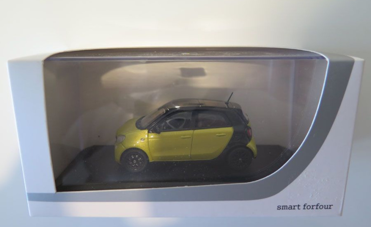 1:43 1/43 Smart W453 Forfour 2014 2019 zlatno crni Norev