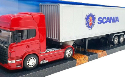 1:32 1/32 Scania R730 V8 kamion tegljač sa prikolicom 2015 danas crveno srebreni Welly