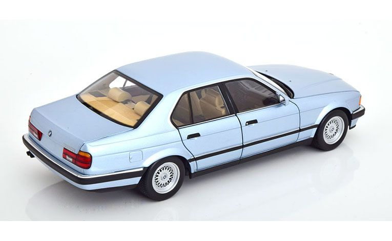 1:18 1/18 BMW E32 Series 7 730i Limousine 1986 1994 light blue Minichamps